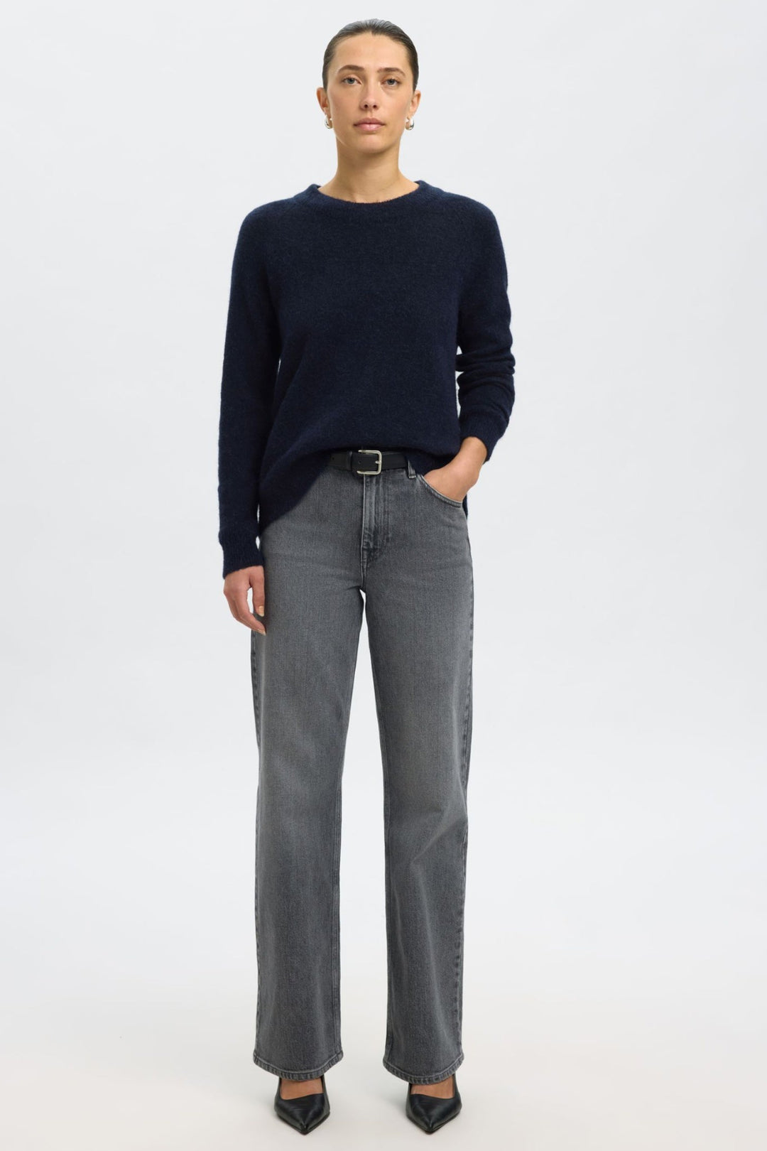 Selected Femme Lulu LS Knit O-Neck i dark sapphire melange – blød striktrøje i alpakauldsblanding med rund hals, raglanærmer og ribkanter.
