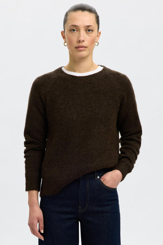 Selected Femme Lulu LS Knit O-Neck – delicioso melange. Blød strik i alpakauldsblanding med rund hals, raglanærmer og relaxed fit. 