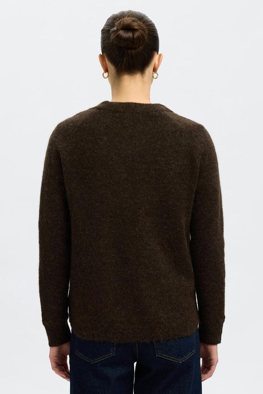 Selected Femme Lulu LS Knit O-Neck – delicioso melange. Blød strik i alpakauldsblanding med rund hals, raglanærmer og relaxed fit. 