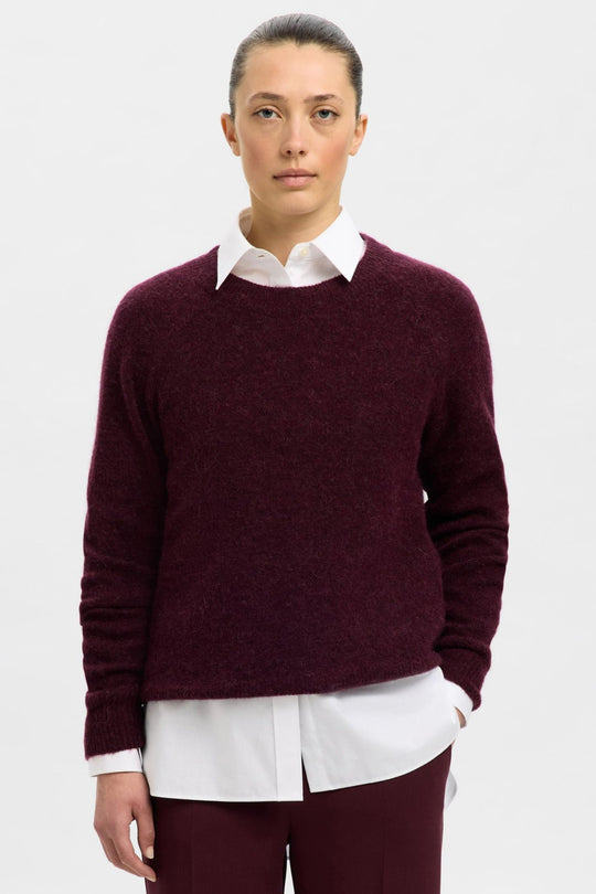 Selected Femme Lulu LS Knit O-Neck – fig melange. Blød strik i alpakauldsblanding med rund hals, raglanærmer og relaxed fit. 