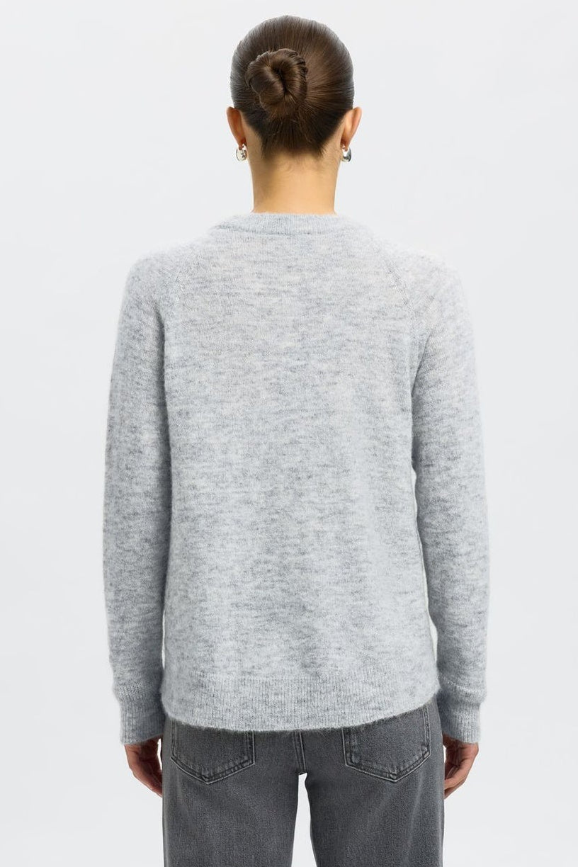 Selected Femme Lulu LS Knit O-Neck – light grey melange. Blød strik i alpakauldsblanding med rund hals, raglanærmer og relaxed fit.