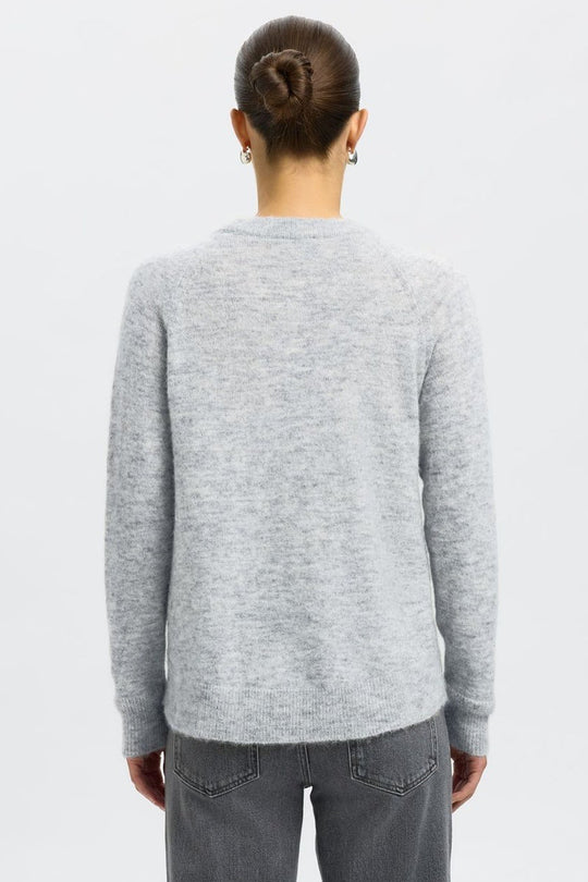 Selected Femme Lulu LS Knit O-Neck – light grey melange. Blød strik i alpakauldsblanding med rund hals, raglanærmer og relaxed fit.