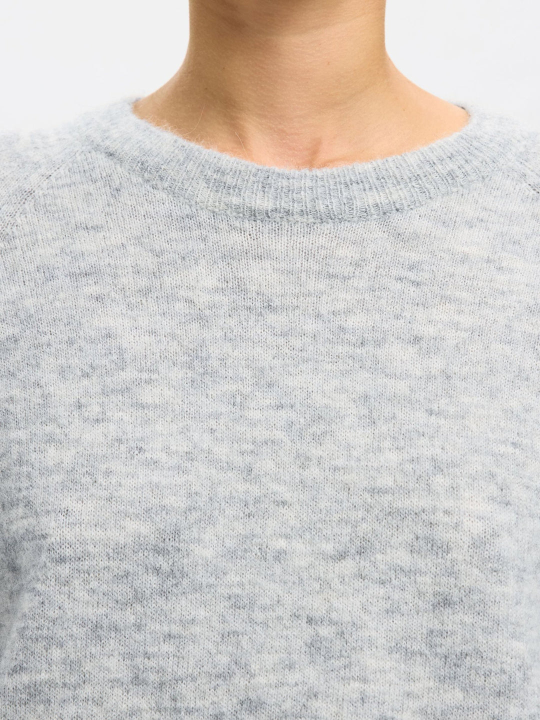 Selected Femme Lulu LS Knit O-Neck – light grey melange. Blød strik i alpakauldsblanding med rund hals, raglanærmer og relaxed fit.