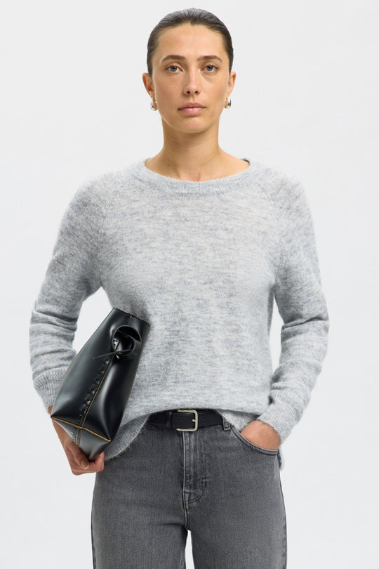 Selected Femme Lulu LS Knit O-Neck – light grey melange. Blød strik i alpakauldsblanding med rund hals, raglanærmer og relaxed fit.