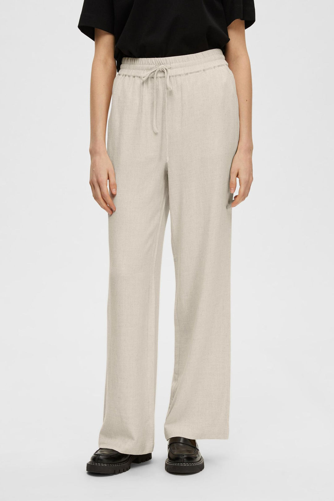 Selected Femme Viva-Gulia HW Long Sun Pant i hørblanding med høj elastisk talje, justerbar snor, skårede sidelommer og loose fit. Perfekte forår- og sommerbukser. 