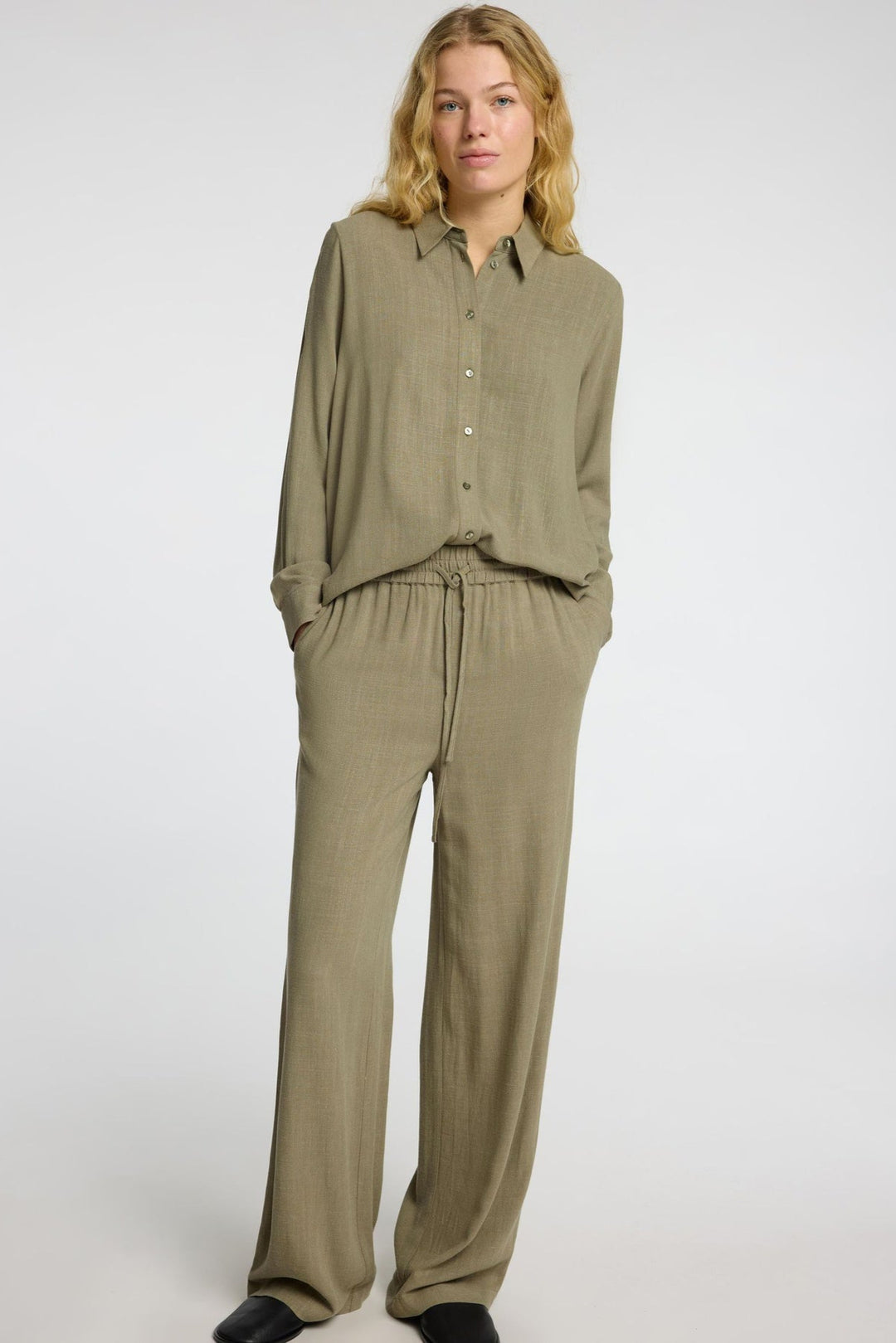 Selected Femme Viva-Gulia HW Long Sun Pant i hørblanding med høj elastisk talje, justerbar snor, skårede sidelommer og loose fit. Perfekte forår- og sommerbukser.
