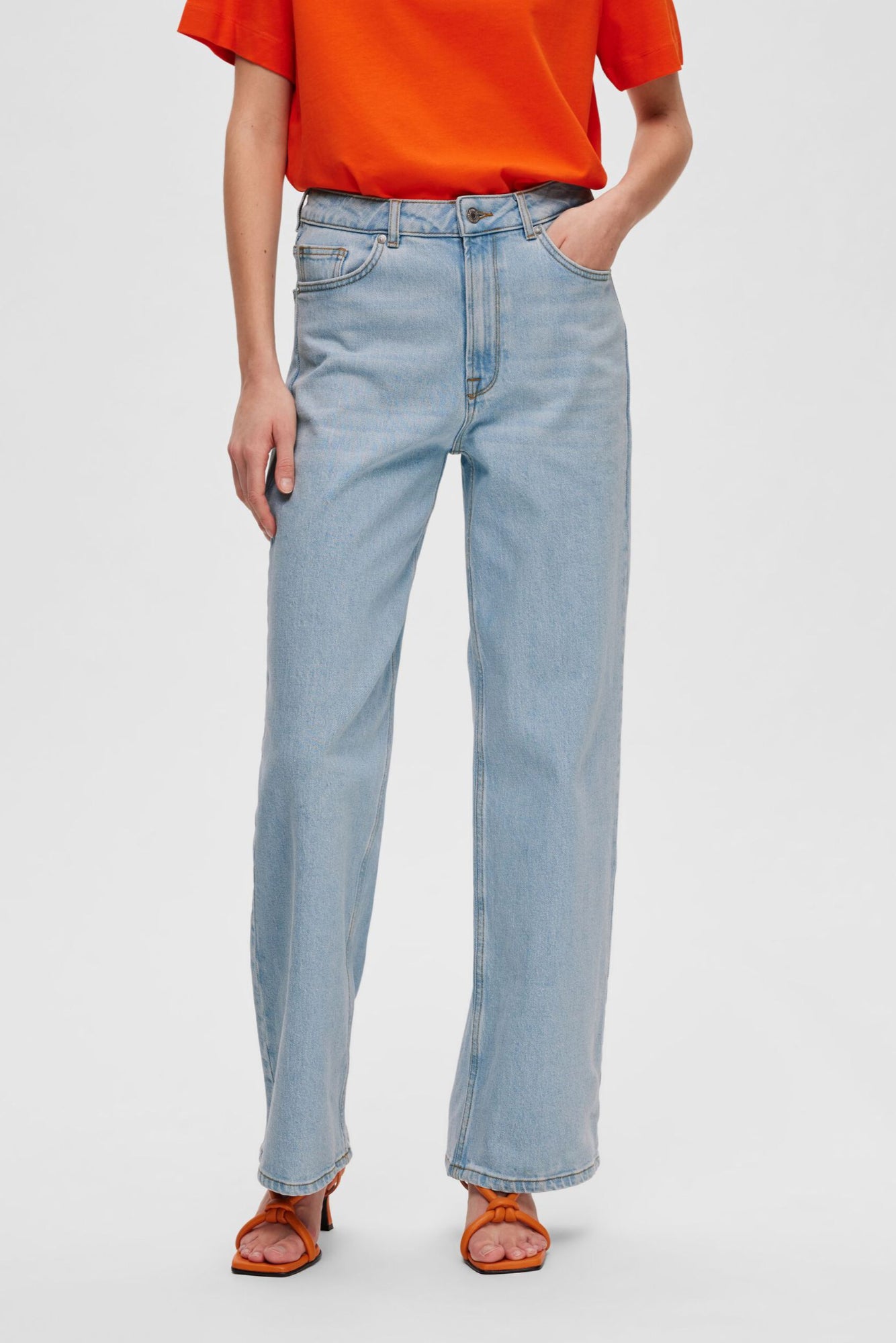 Selected Femme Alice HW Wide Lon Jeans i light blue denim – højtaljede, wide-leg jeans i økologisk bomuld. 