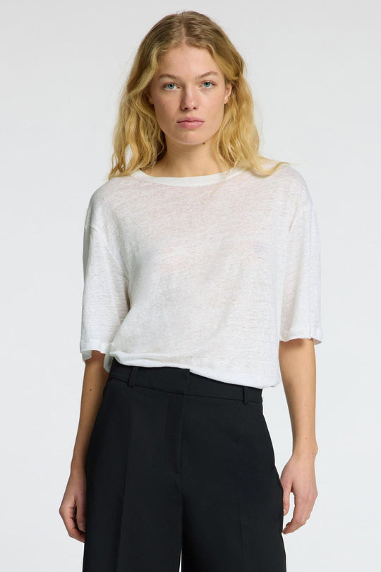 Selected Femme Vilja Linen SS Tee i bright white – let T-shirt i 100% hør med crewneck, korte ærmer og afslappet pasform.
