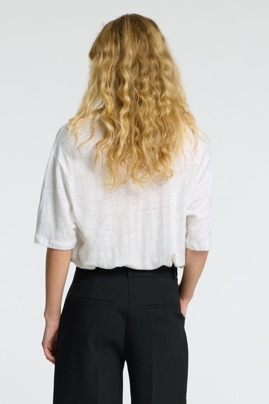 Selected Femme Vilja Linen SS Tee i bright white – let T-shirt i 100% hør med crewneck, korte ærmer og afslappet pasform.
