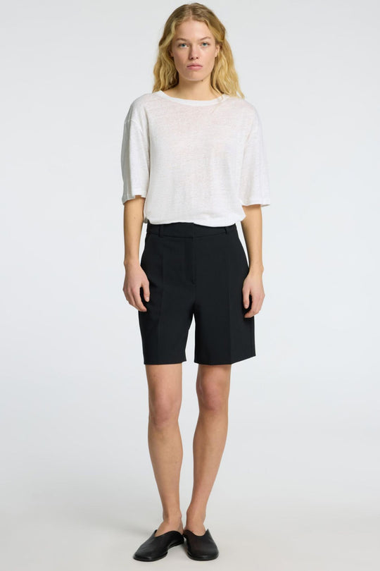 Selected Femme Vilja Linen SS Tee i bright white – let T-shirt i 100% hør med crewneck, korte ærmer og afslappet pasform.

