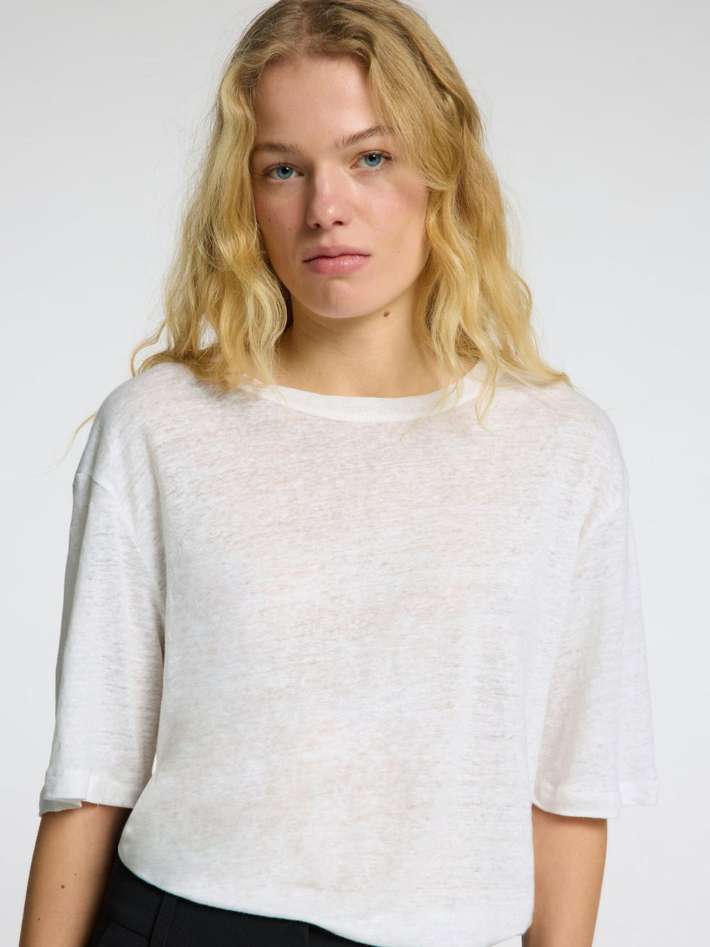 Selected Femme Vilja Linen SS Tee i bright white – let T-shirt i 100% hør med crewneck, korte ærmer og afslappet pasform.
