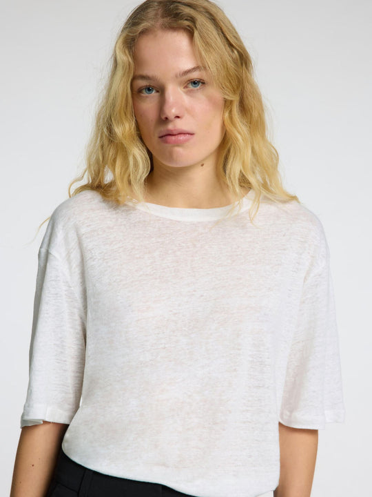 Selected Femme Vilja Linen SS Tee i bright white – let T-shirt i 100% hør med crewneck, korte ærmer og afslappet pasform.
