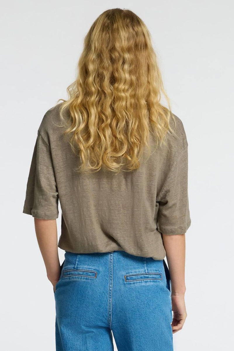 Selected Femme Vilja Linen SS Tee i vetiver – let T-shirt i 100% hør med crewneck, korte ærmer og afslappet pasform.
