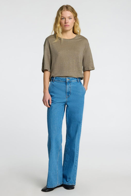 Selected Femme Vilja Linen SS Tee i vetiver – let T-shirt i 100% hør med crewneck, korte ærmer og afslappet pasform.
