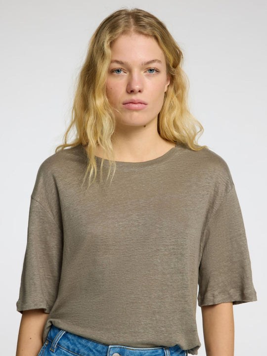 Selected Femme Vilja Linen SS Tee i vetiver – let T-shirt i 100% hør med crewneck, korte ærmer og afslappet pasform.

