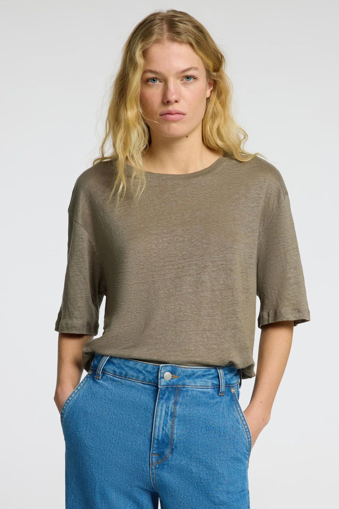 Selected Femme Vilja Linen SS Tee i vetiver – let T-shirt i 100% hør med crewneck, korte ærmer og afslappet pasform.
