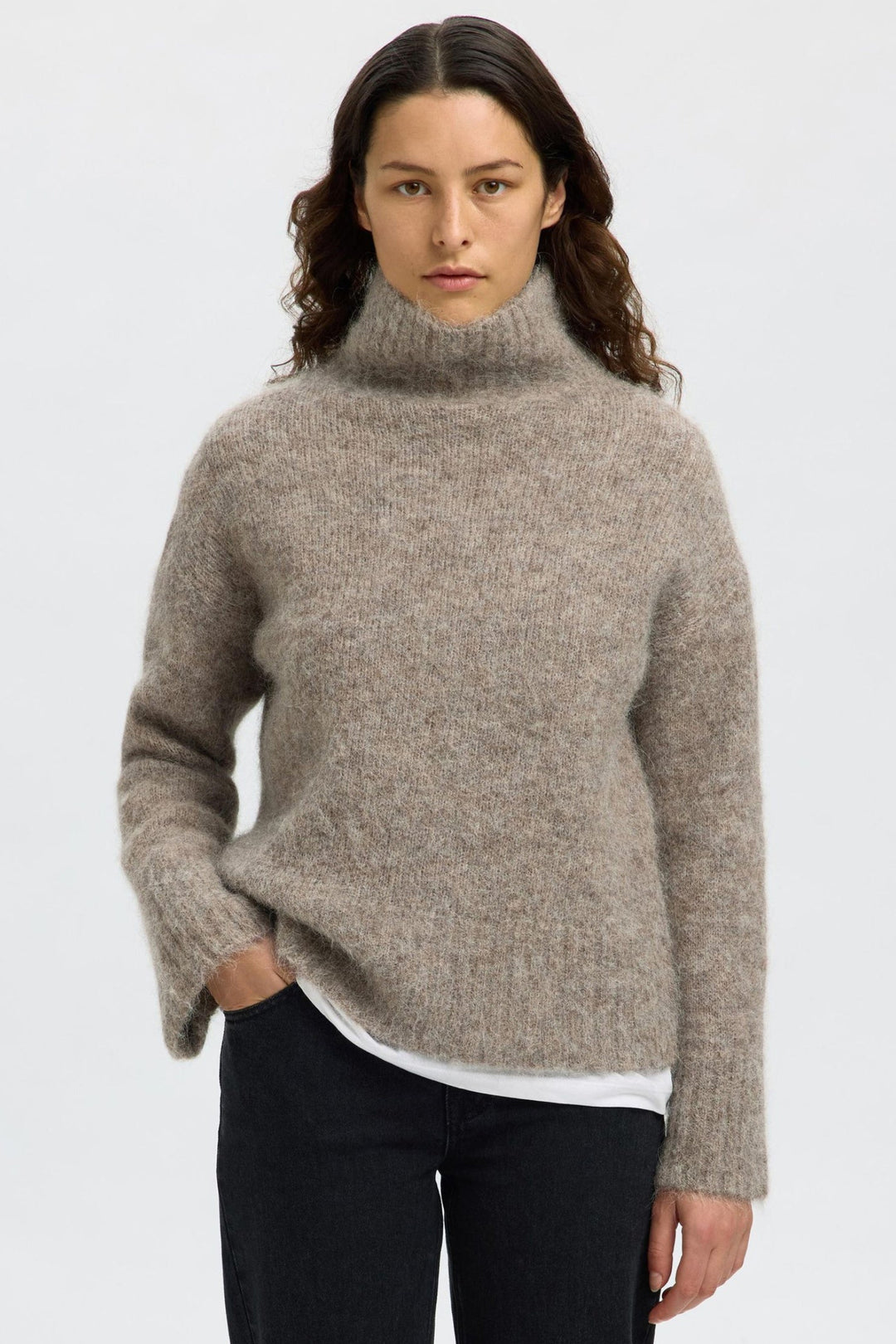 Selected Femme Gabriella LS Knit High Neck i steel grey melange med høj hals, lange ærmer og ribstrikkede kanter.

