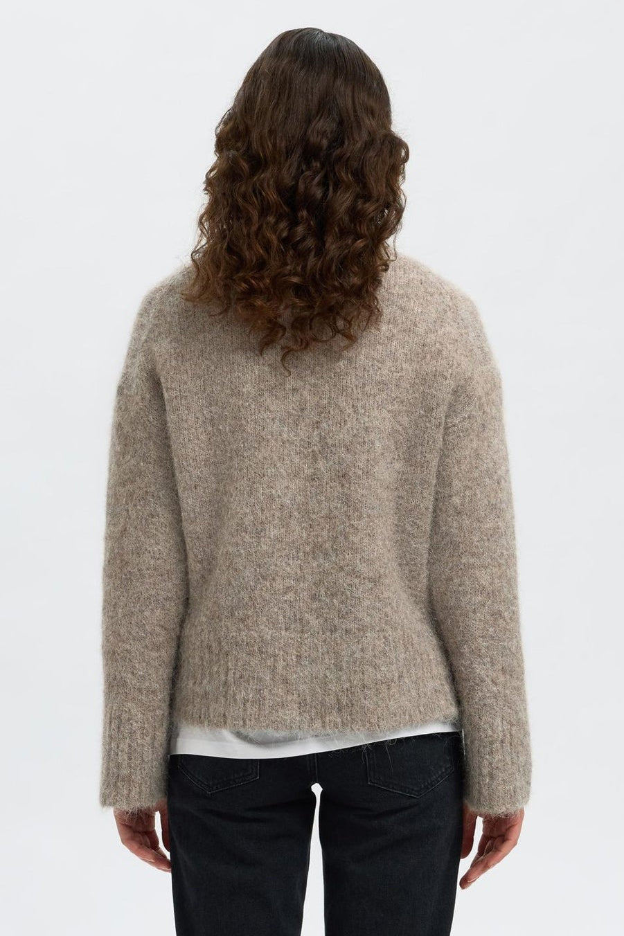 Selected Femme Gabriella LS Knit High Neck i steel grey melange med høj hals, lange ærmer og ribstrikkede kanter.
