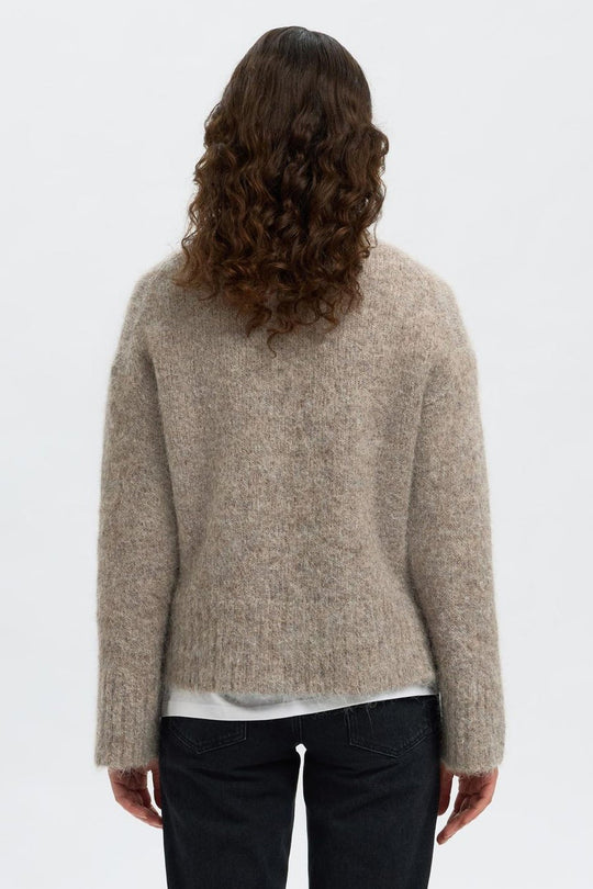 Selected Femme Gabriella LS Knit High Neck i steel grey melange med høj hals, lange ærmer og ribstrikkede kanter.
