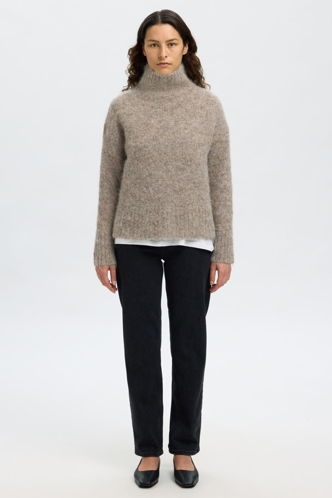 Selected Femme Gabriella LS Knit High Neck i steel grey melange med høj hals, lange ærmer og ribstrikkede kanter.
