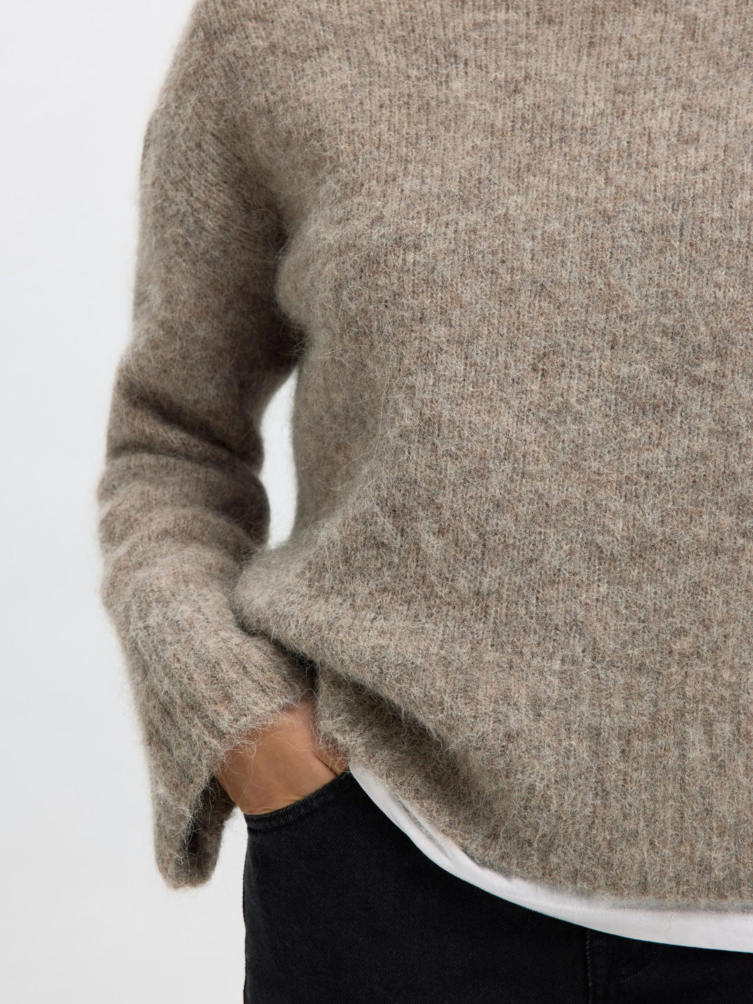 Selected Femme Gabriella LS Knit High Neck i steel grey melange med høj hals, lange ærmer og ribstrikkede kanter.
