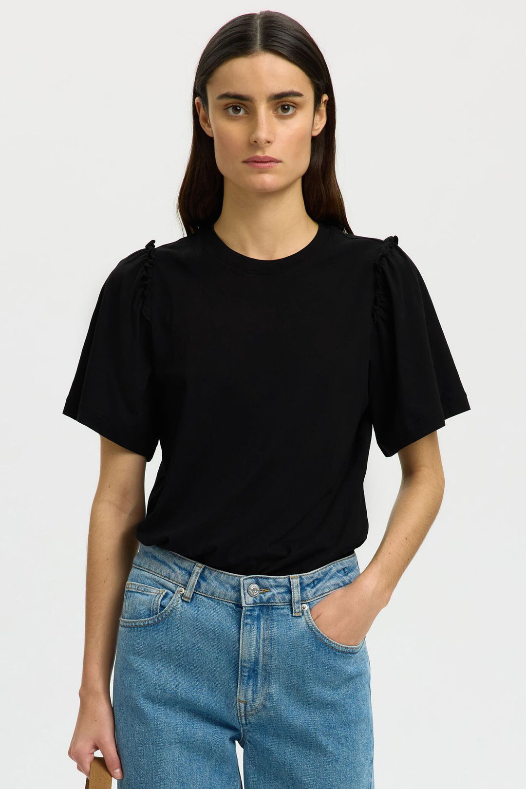 Selected Femme Penelope 2/4 ruffle top black – T-shirt med flæser og rund hals.