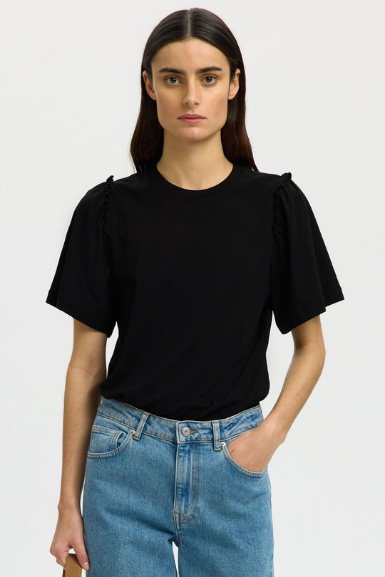 Selected Femme Penelope 2/4 ruffle top black – T-shirt med flæser og rund hals.