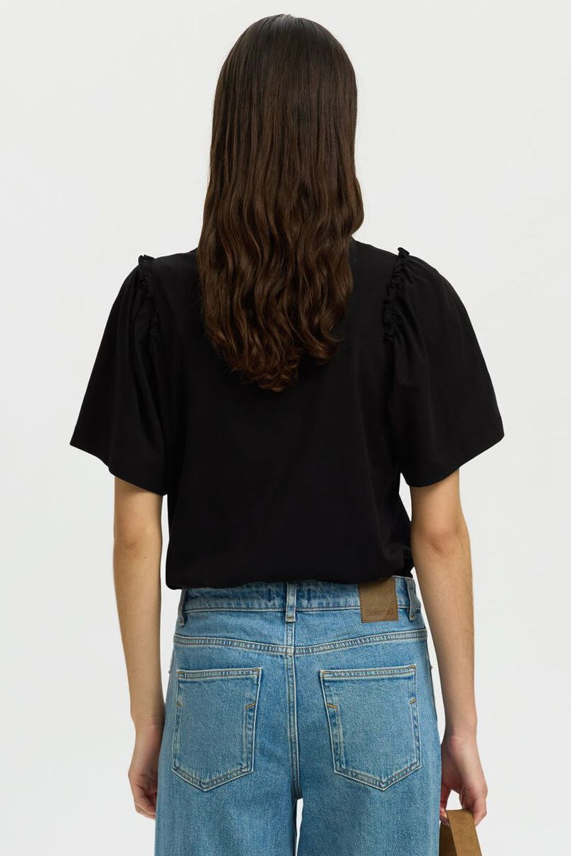Selected Femme Penelope 2/4 ruffle top black – T-shirt med flæser og rund hals.
