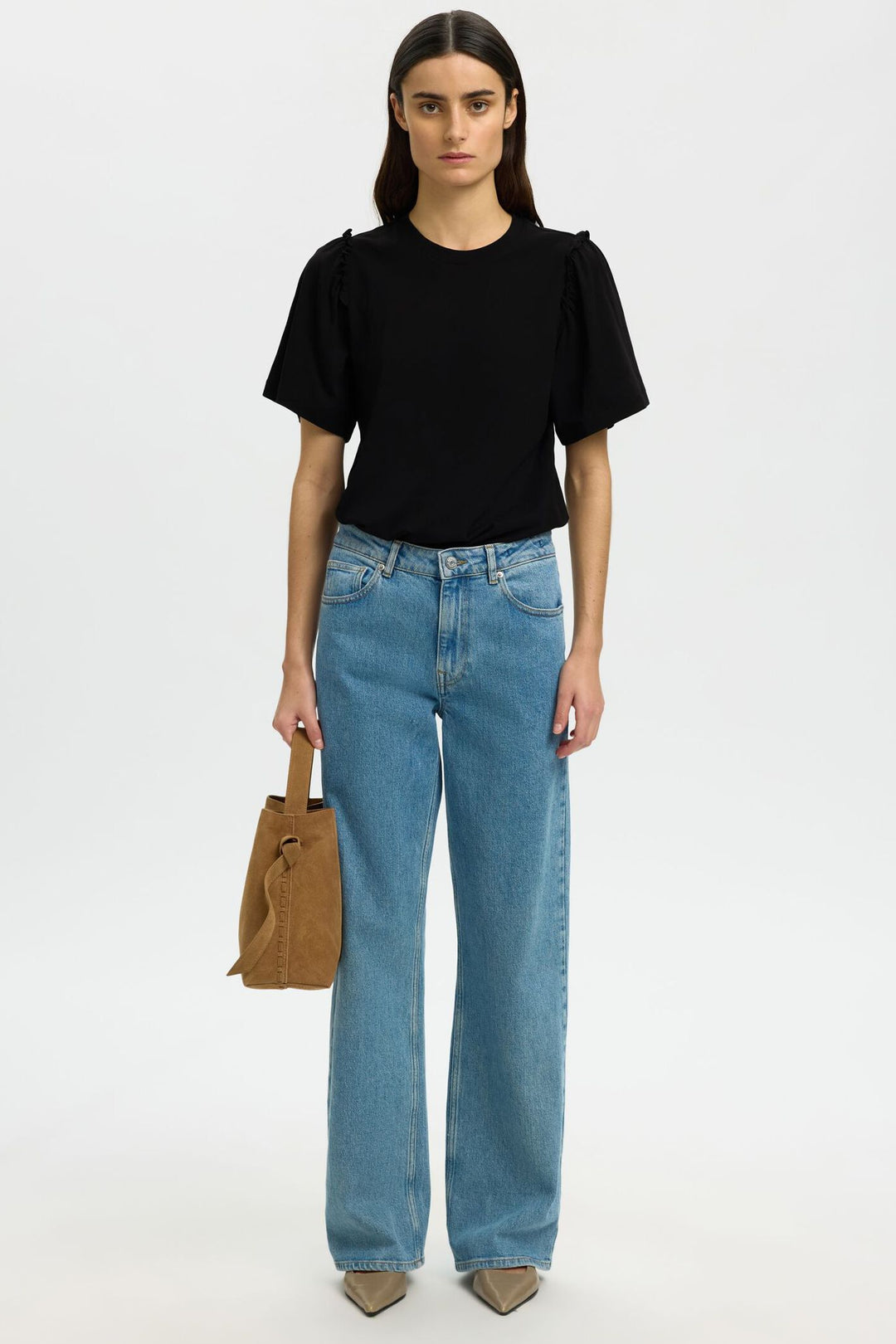 Selected Femme Penelope 2/4 ruffle top black – T-shirt med flæser og rund hals.
