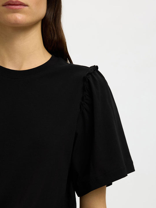Selected Femme Penelope 2/4 ruffle top black – T-shirt med flæser og rund hals.