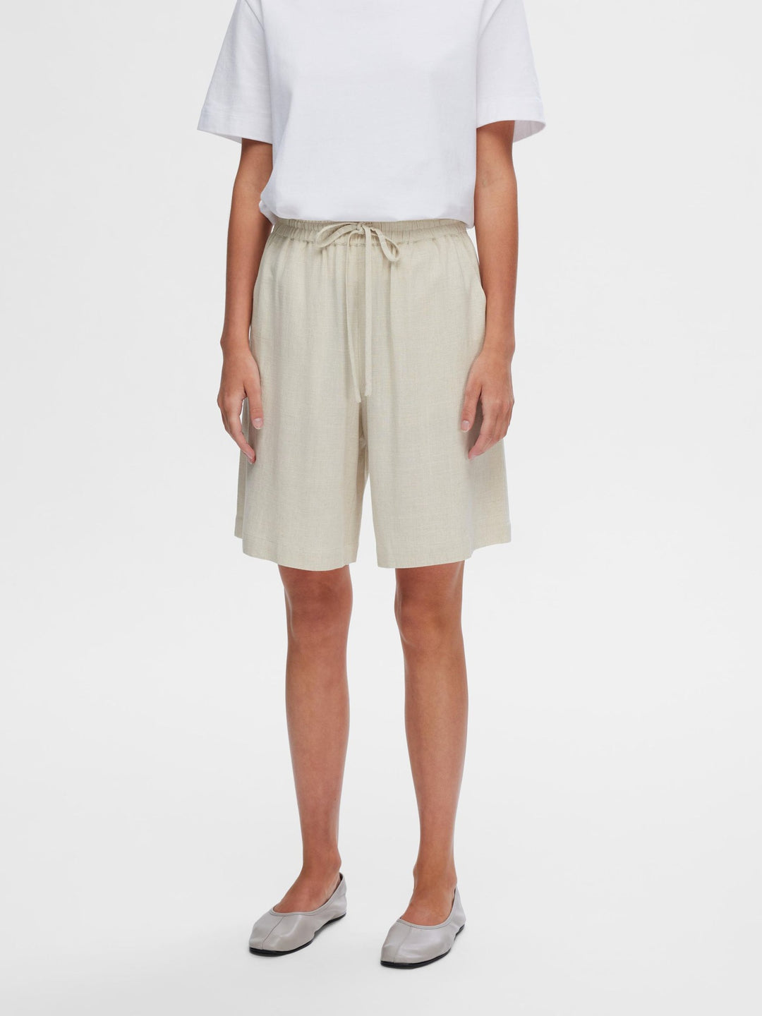 Selected Femme Viva MW Sun Shorts i hørblanding med mid-waist, elastik og løbesnor, sidelommer og regular fit. Cassandra.dk