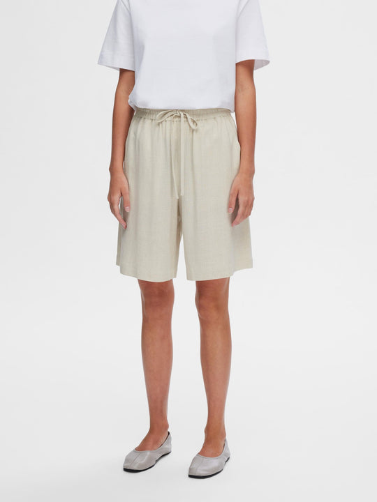 Selected Femme Viva MW Sun Shorts i hørblanding med mid-waist, elastik og løbesnor, sidelommer og regular fit. Cassandra.dk