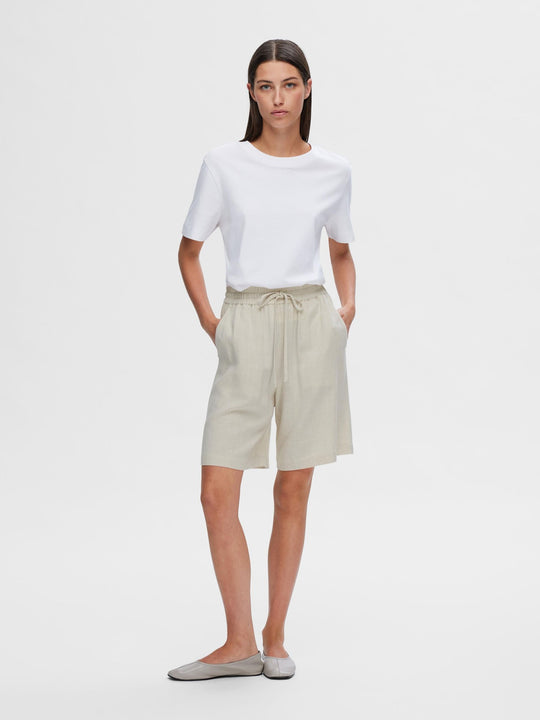 Selected Femme Viva MW Sun Shorts i hørblanding med mid-waist, elastik og løbesnor, sidelommer og regular fit. Cassandra.dk