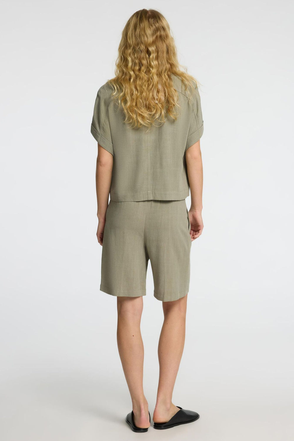 Selected Femme Viva MW Sun Shorts i hørblanding med mid-waist, elastik og løbesnor, sidelommer og regular fit.  