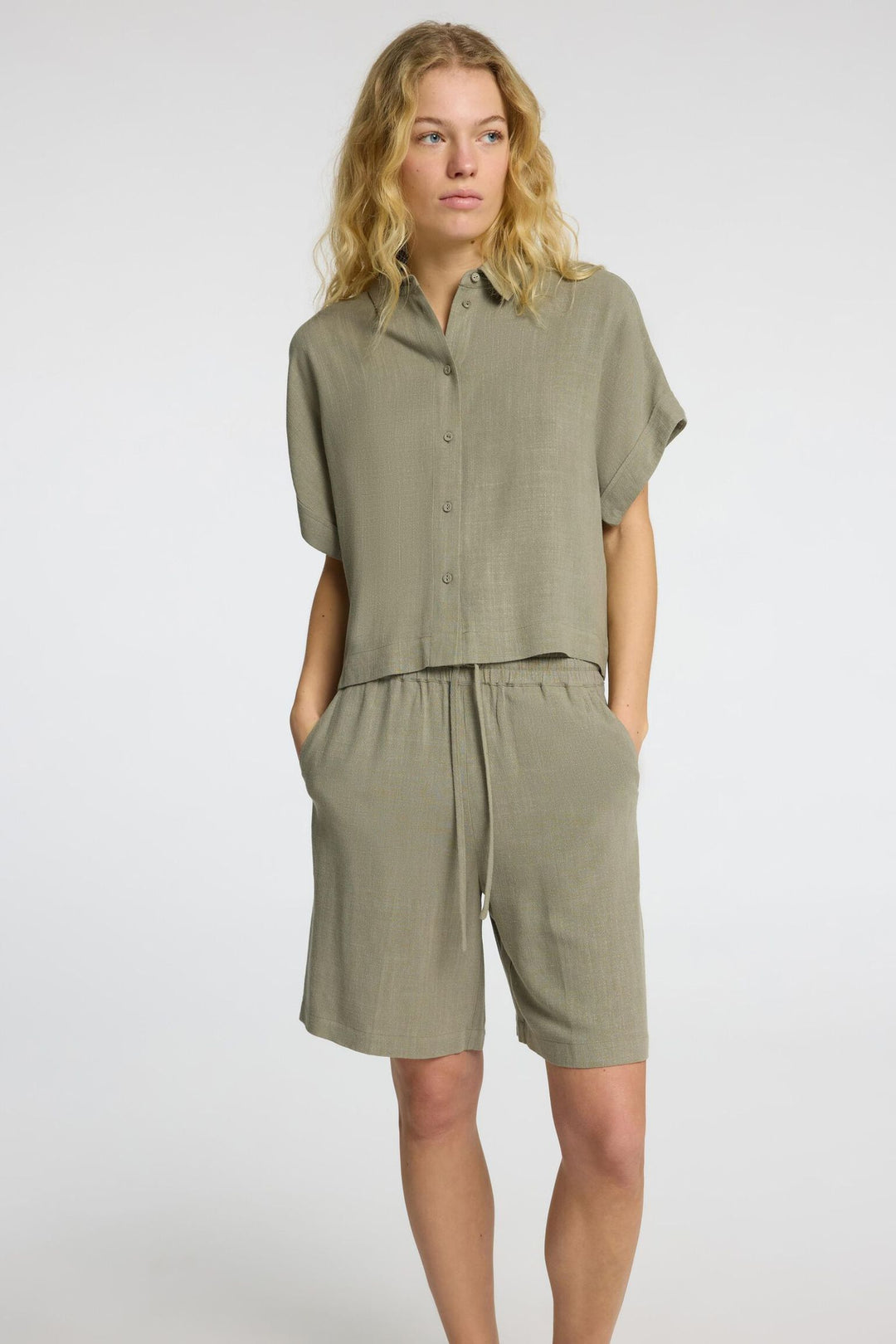 Selected Femme Viva MW Sun Shorts i hørblanding med mid-waist, elastik og løbesnor, sidelommer og regular fit.  