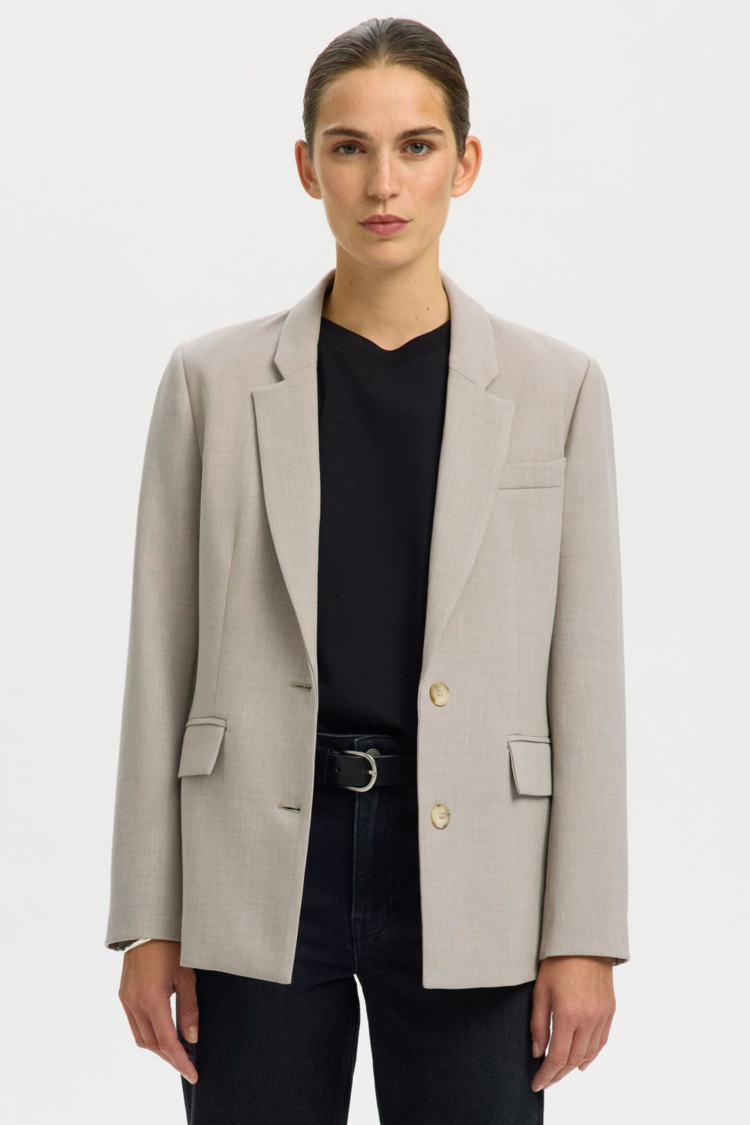 Selected Femme Rita LS Classic Blazer i farven Island Fossil Melange – klassisk blazer med reverskrave, knaplukning og struktureret pasform.
