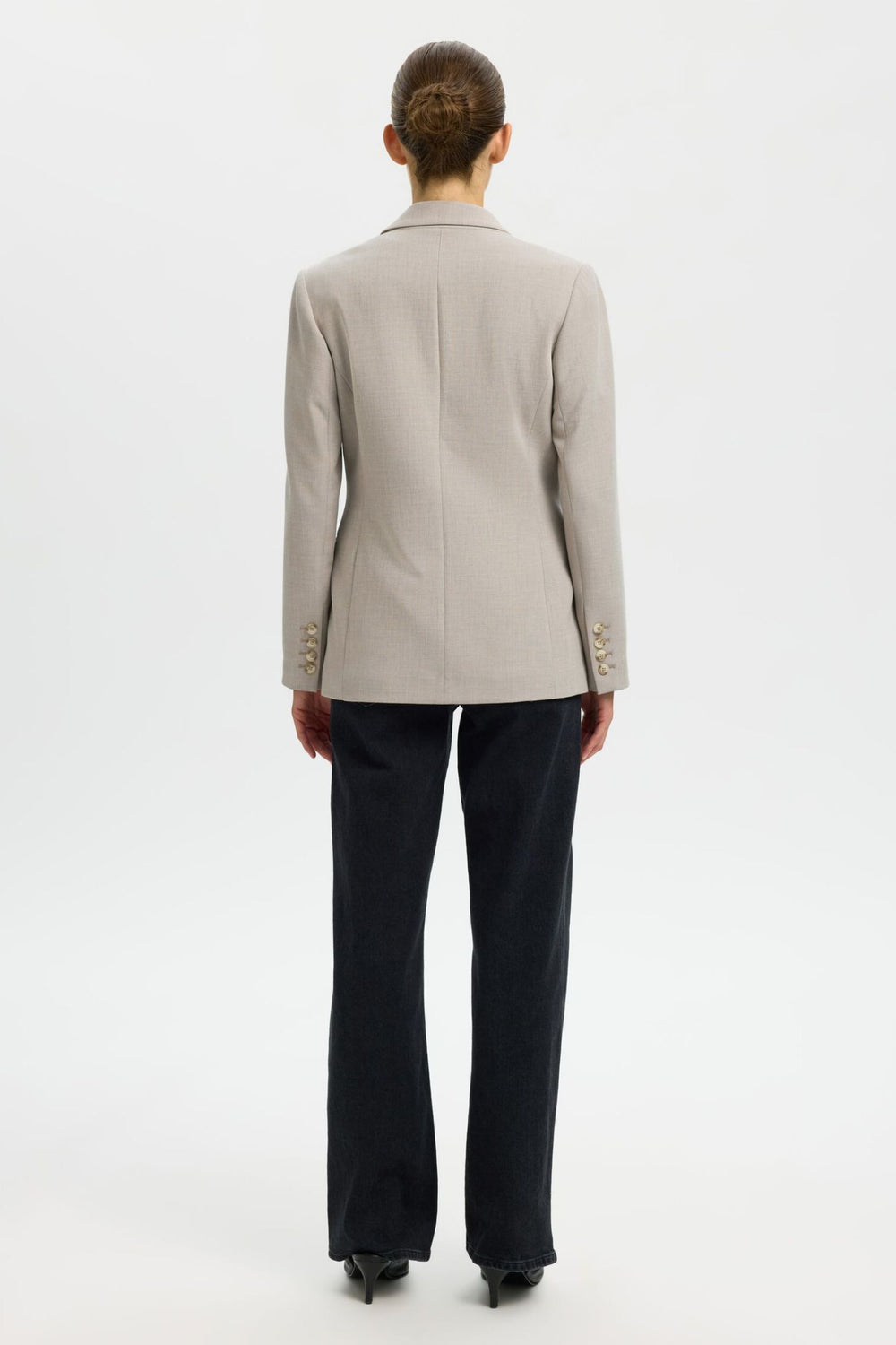 Selected Femme Rita LS Classic Blazer i farven Island Fossil Melange – klassisk blazer med reverskrave, knaplukning og struktureret pasform.
