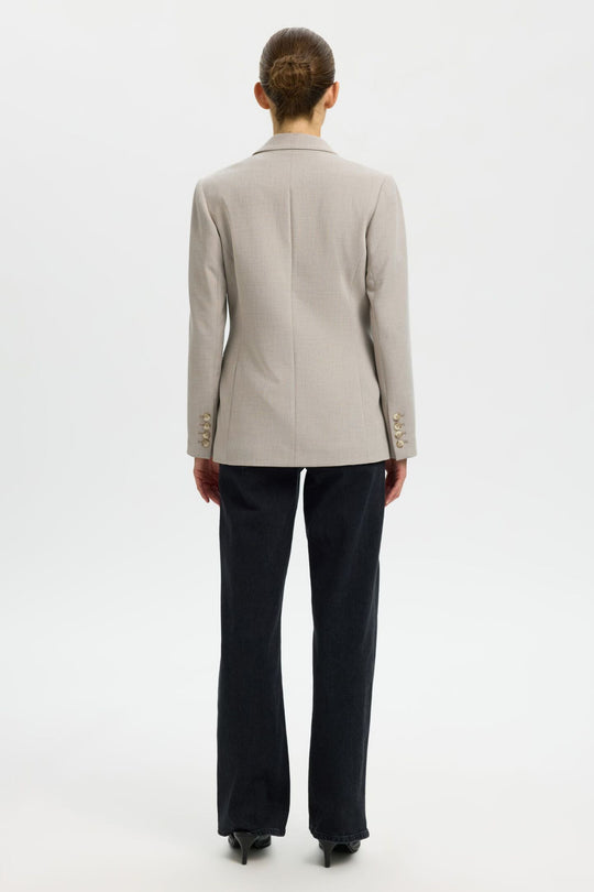 Selected Femme Rita LS Classic Blazer i farven Island Fossil Melange – klassisk blazer med reverskrave, knaplukning og struktureret pasform.
