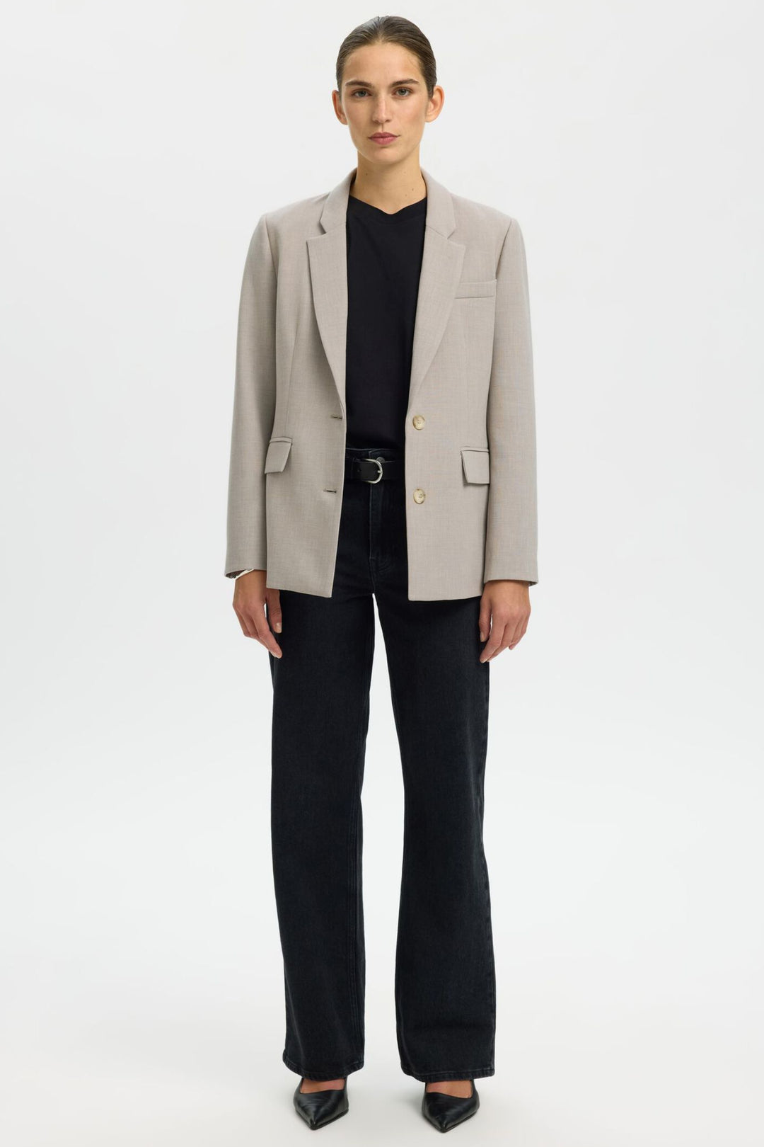 Selected Femme Rita LS Classic Blazer i farven Island Fossil Melange – klassisk blazer med reverskrave, knaplukning og struktureret pasform.
