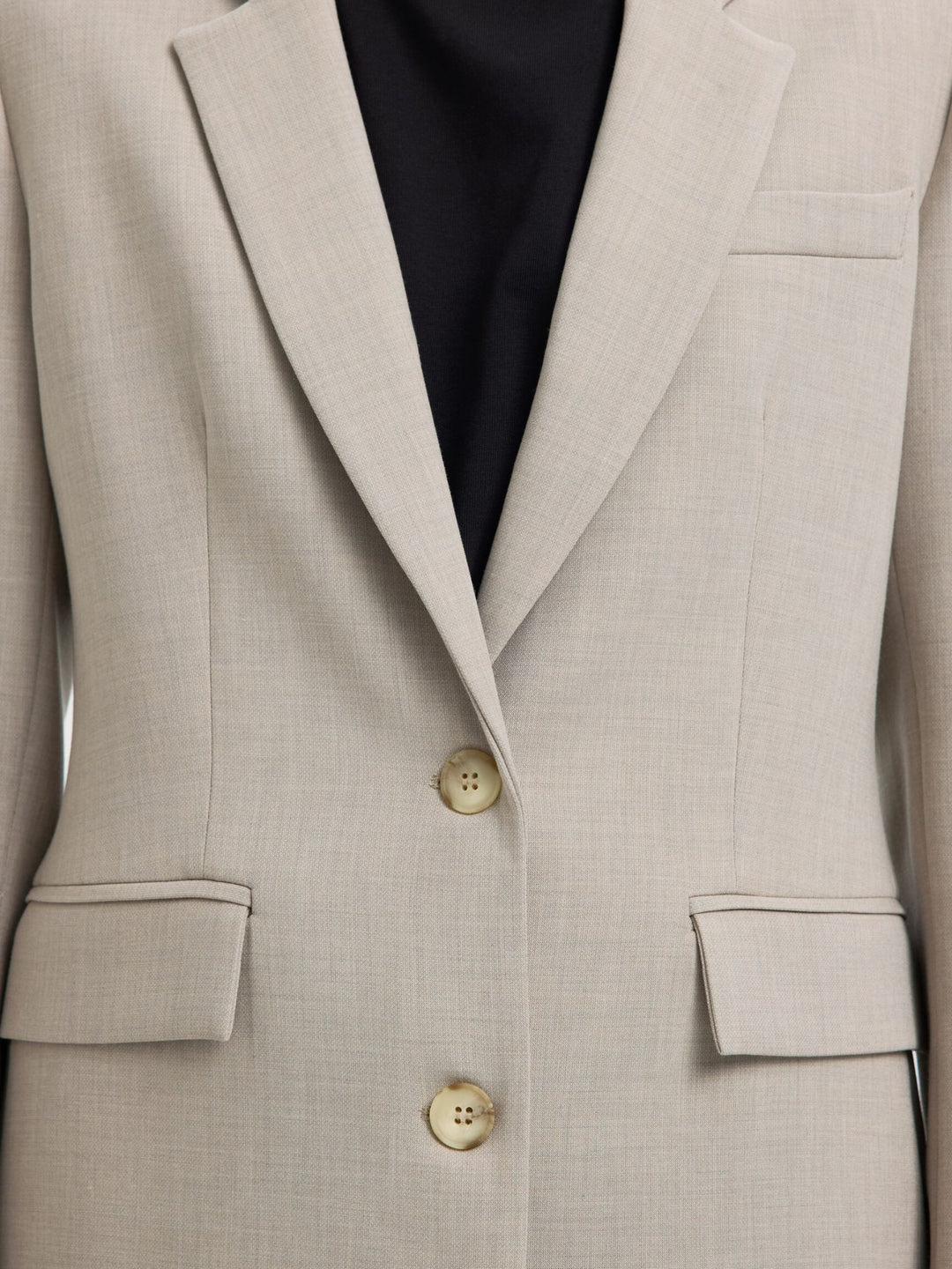 Selected Femme Rita LS Classic Blazer i farven Island Fossil Melange – klassisk blazer med reverskrave, knaplukning og struktureret pasform.
