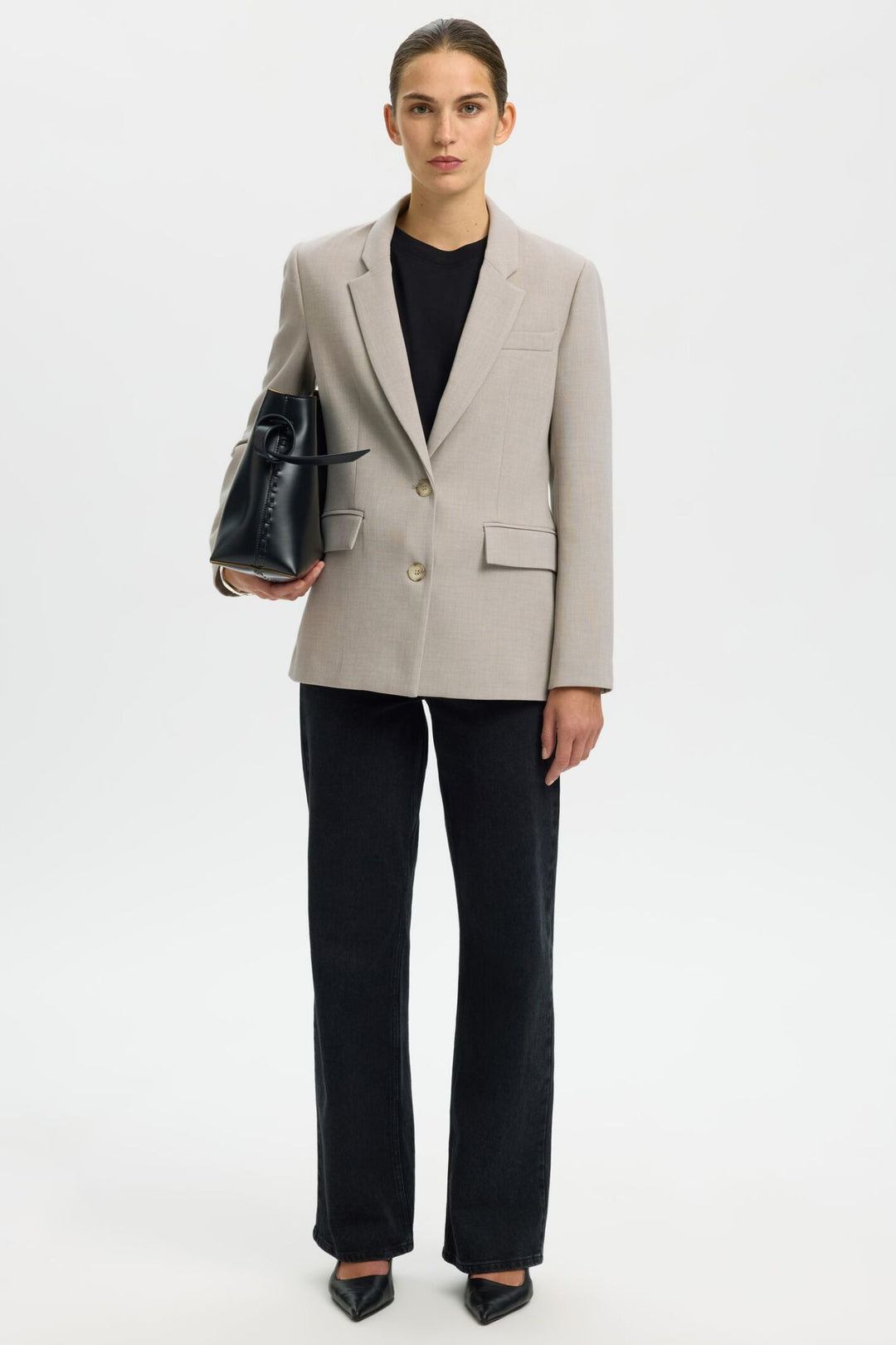 Selected Femme Rita LS Classic Blazer i farven Island Fossil Melange – klassisk blazer med reverskrave, knaplukning og struktureret pasform.
