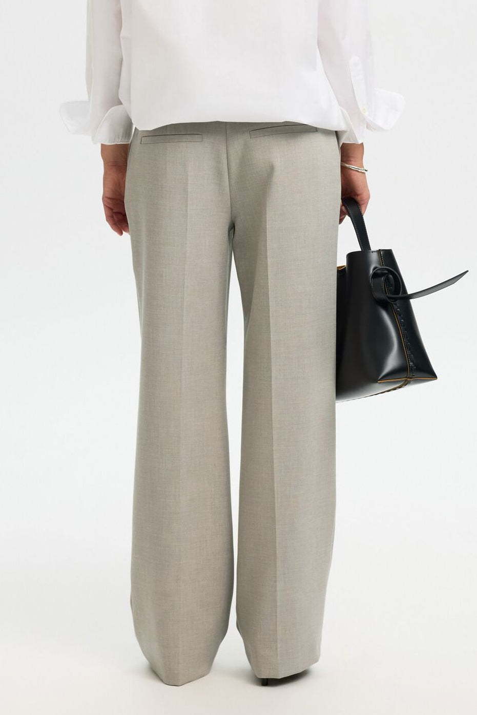 Selected Femme Rita Wide bukser i island fossil melange med wide-leg pasform, pressefolder og mellemhøj talje.
