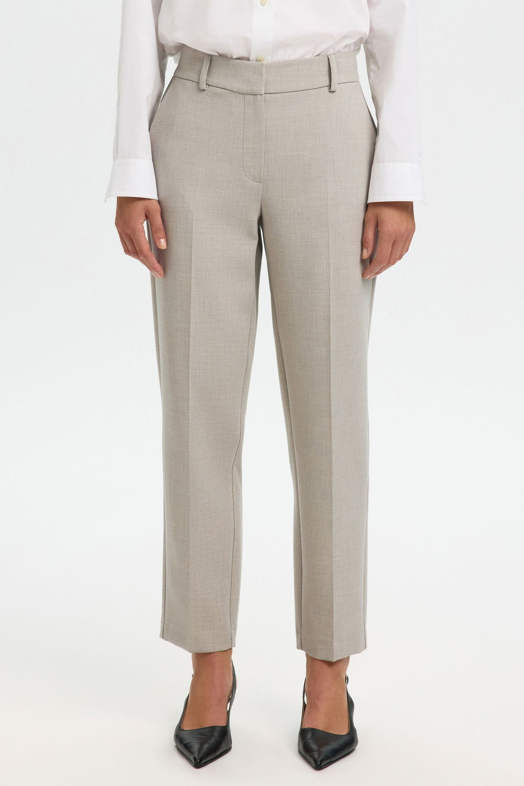 Selected Femme Rita-Ria MW Cropped Pant i island fossil melange – mid-taljede bukser med tapered fit, cropped længde og klassiske pressefolder.
