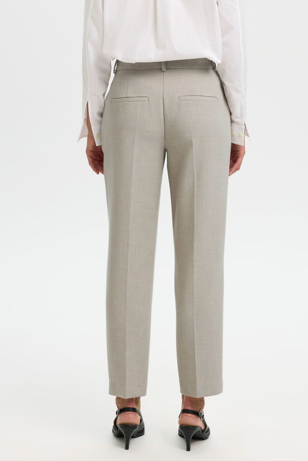 Selected Femme Rita-Ria MW Cropped Pant i island fossil melange – mid-taljede bukser med tapered fit, cropped længde og klassiske pressefolder.
