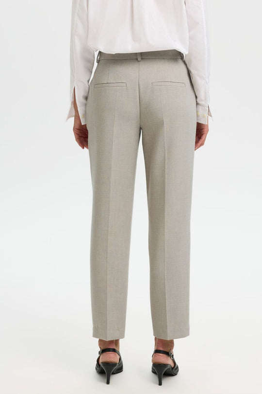Selected Femme Rita-Ria MW Cropped Pant i island fossil melange – mid-taljede bukser med tapered fit, cropped længde og klassiske pressefolder.
