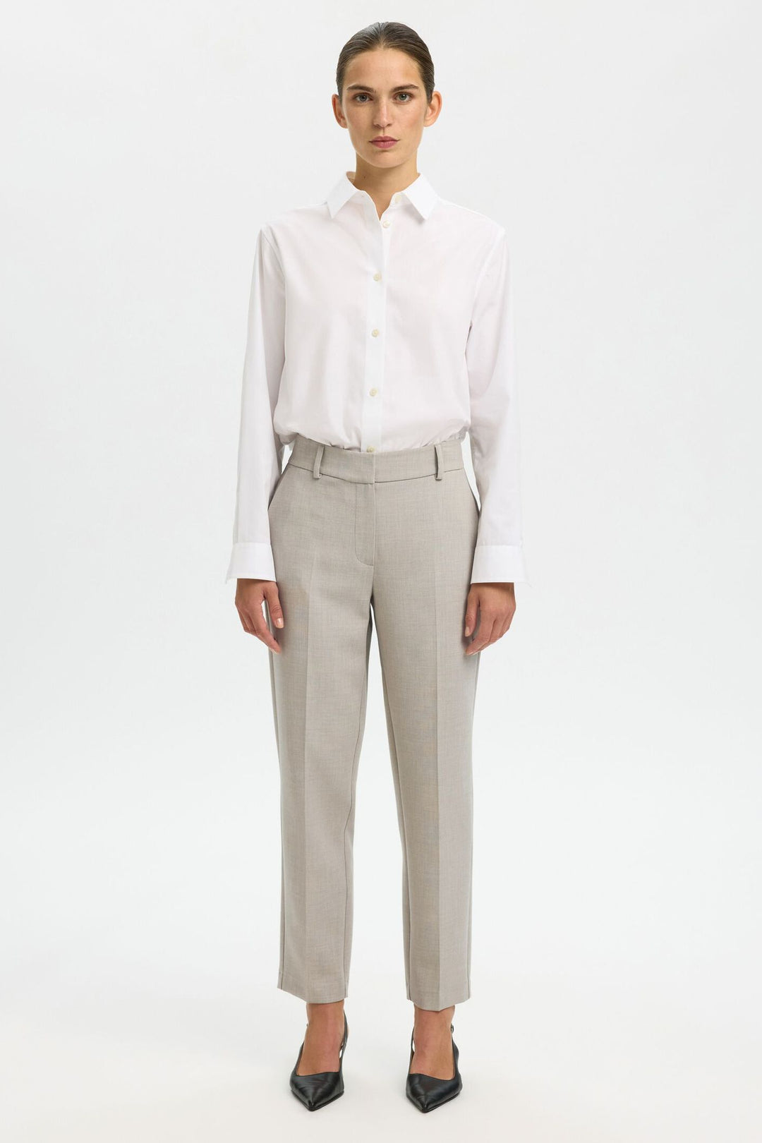 Selected Femme Rita-Ria MW Cropped Pant i island fossil melange – mid-taljede bukser med tapered fit, cropped længde og klassiske pressefolder.
