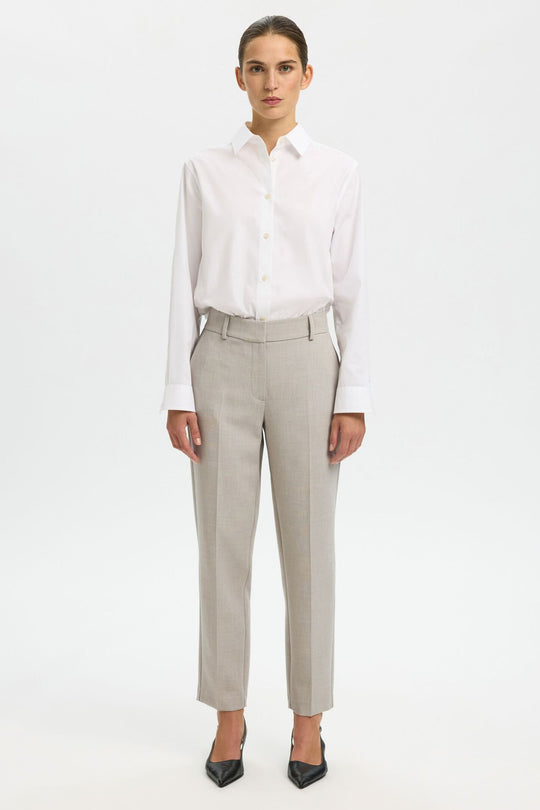 Selected Femme Rita-Ria MW Cropped Pant i island fossil melange – mid-taljede bukser med tapered fit, cropped længde og klassiske pressefolder.
