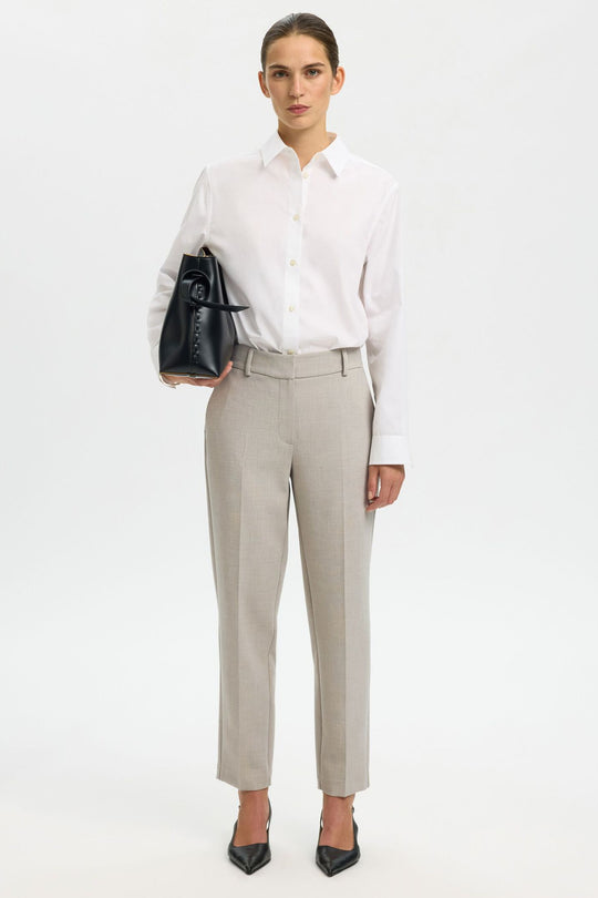 Selected Femme Rita-Ria MW Cropped Pant i island fossil melange – mid-taljede bukser med tapered fit, cropped længde og klassiske pressefolder.
