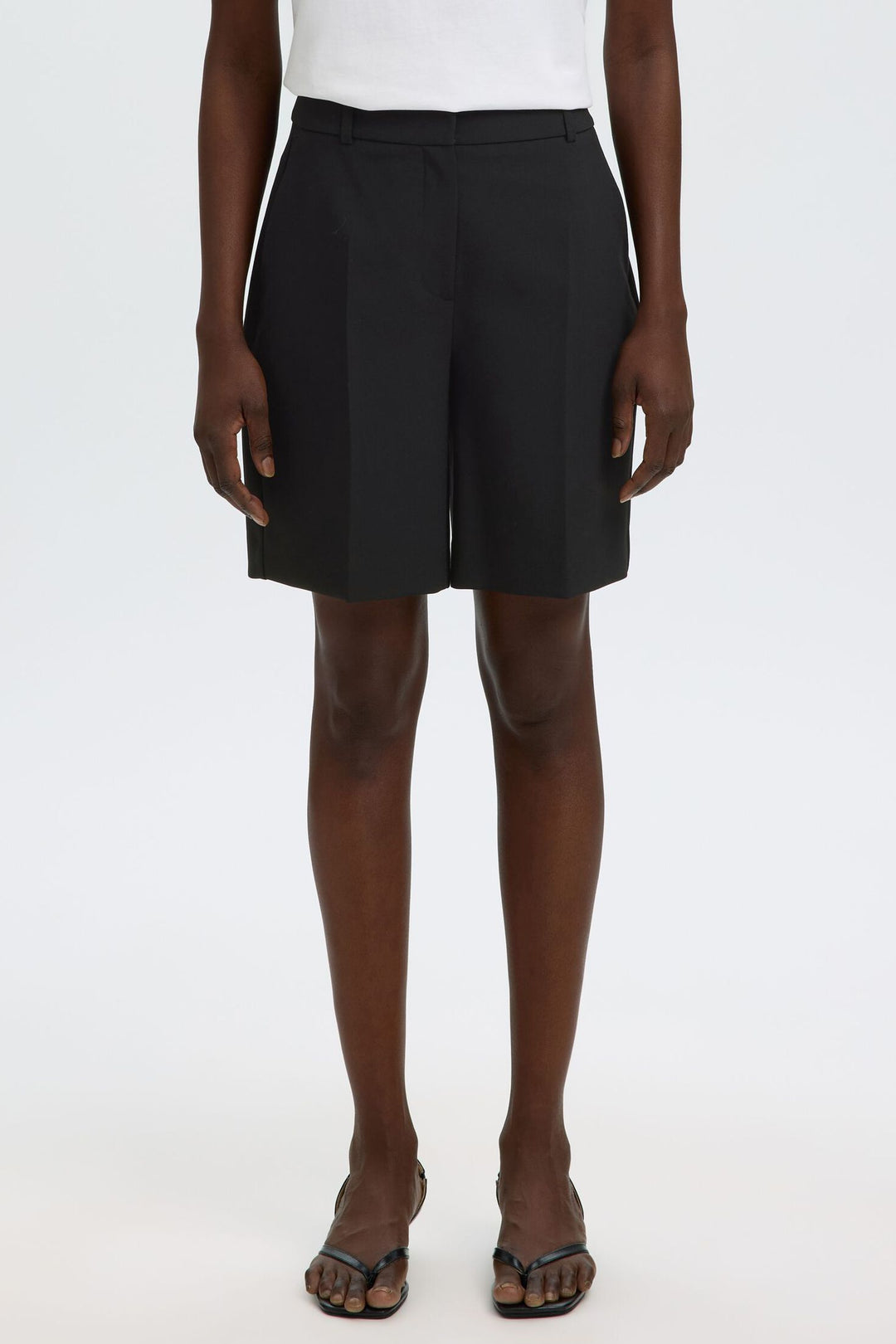 Selected Femme Rita HW shorts black – skræddersyede shorts med høj talje og pressefolder.