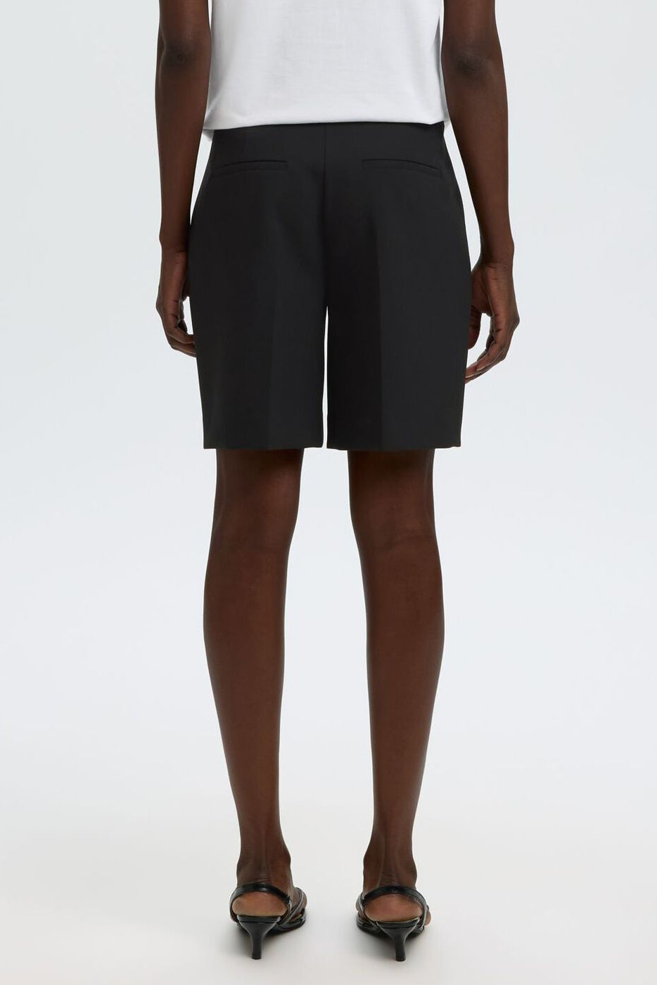 Selected Femme Rita HW shorts black – skræddersyede shorts med høj talje og pressefolder.